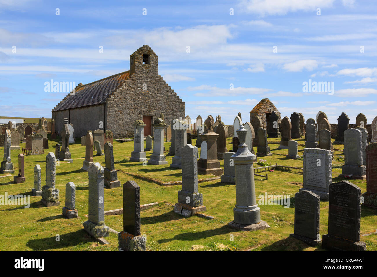 Le vieux St Mary's Church et pierres tombales dans le cimetière à Burwick South Ronaldsay Orkney Islands Scotland UK Banque D'Images