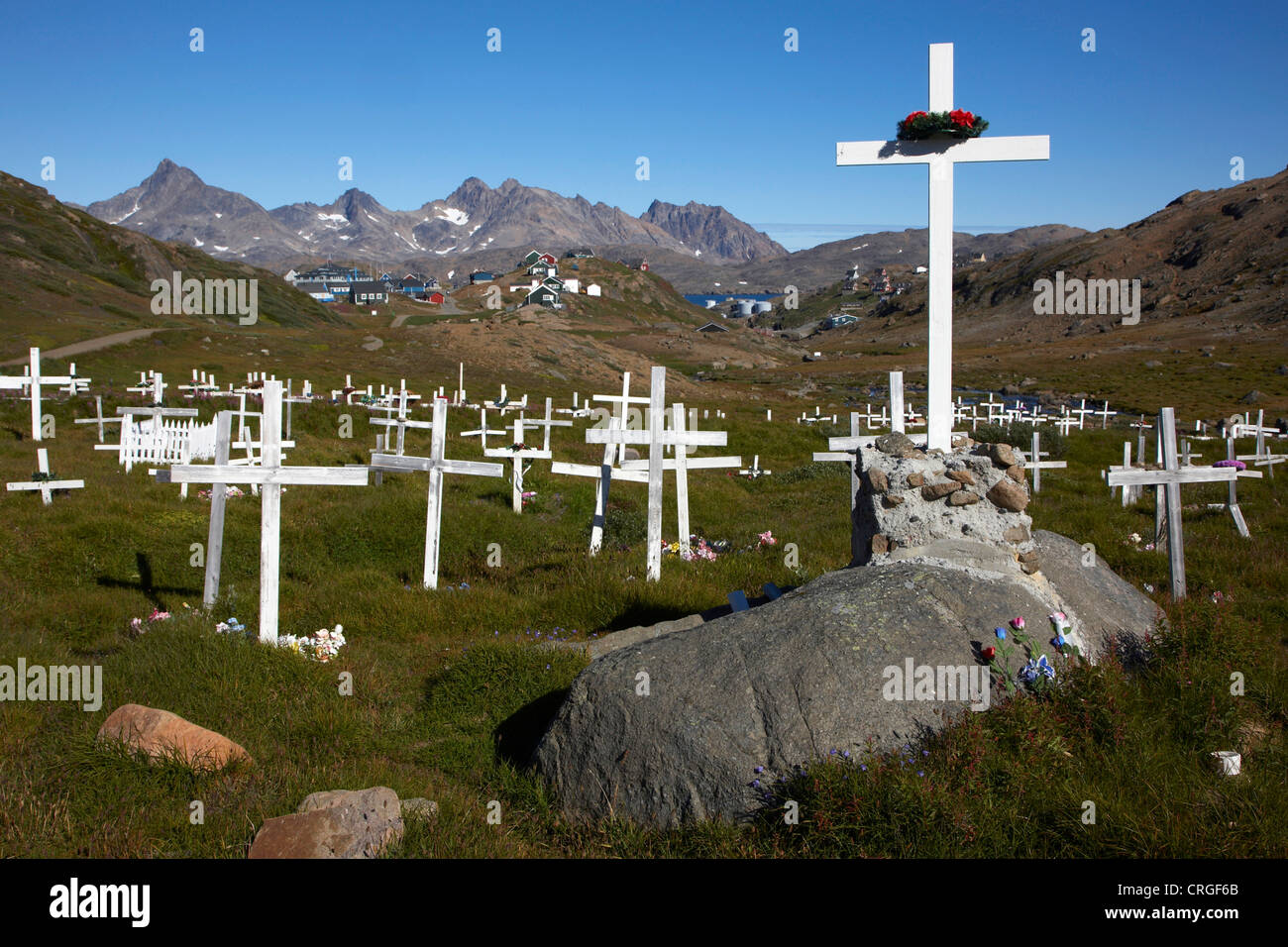 Sur les tombes cimetière, Groenland, Ammassalik, dans l'Est du Groenland, Tasiilaq Banque D'Images