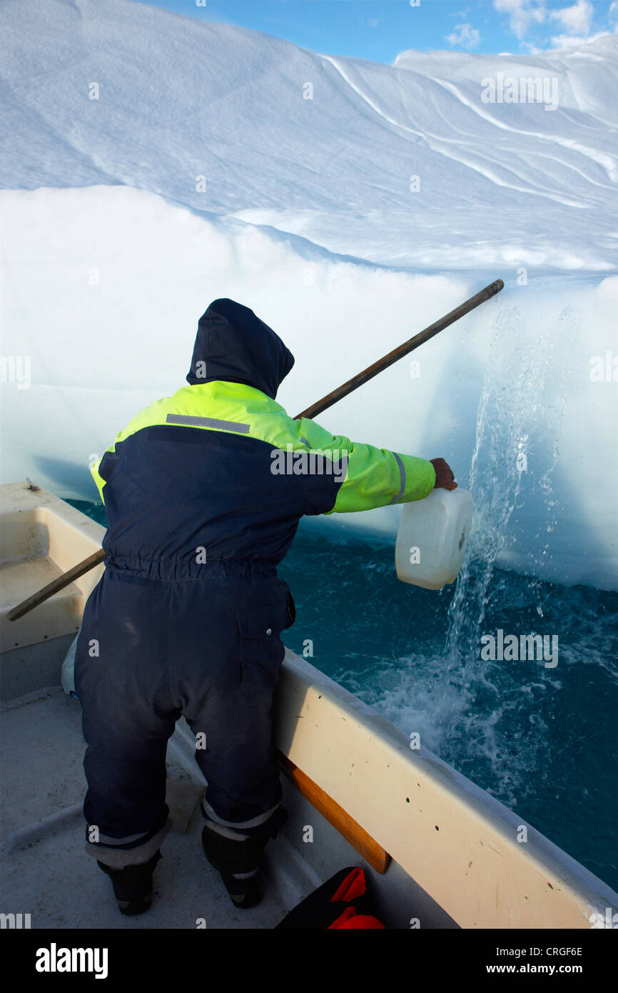Les inuits à la collecte de l'eau d'iceberg, Groenland, Ammassalik, dans l'Est du Groenland, Tasiilaq Banque D'Images