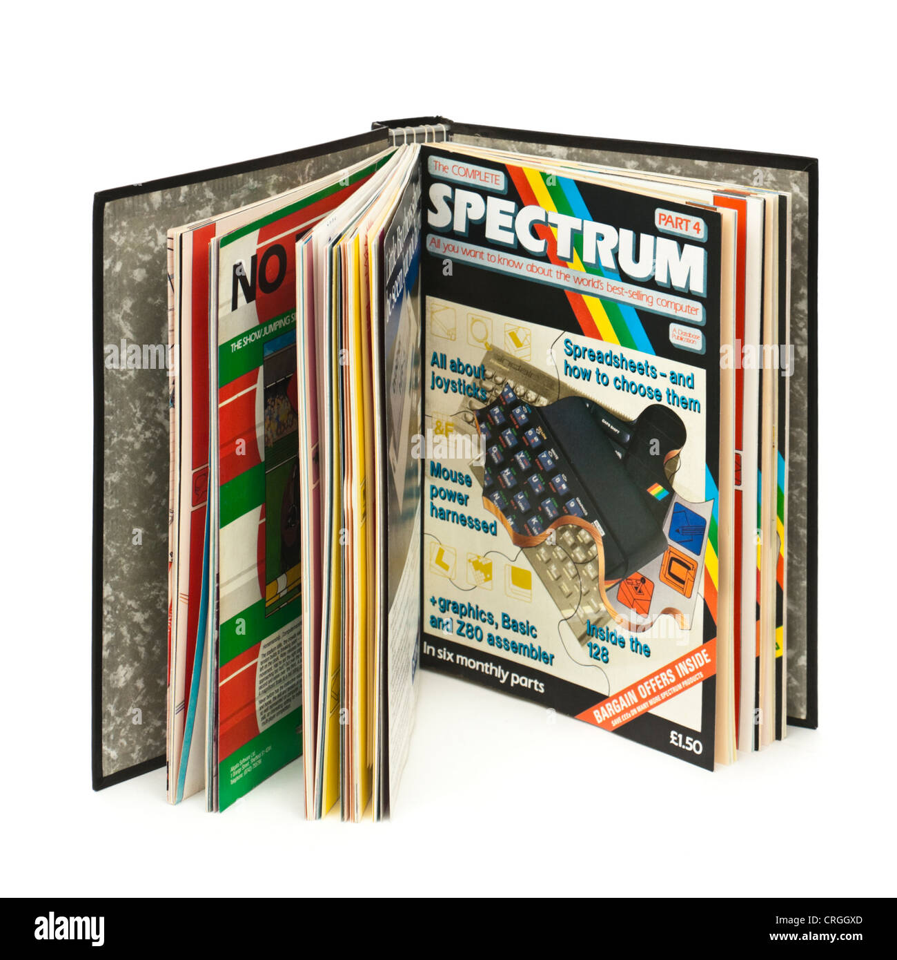 Classeur avec 80 magazines publiés du spectre pour les propriétaires de l'ordinateur personnel ZX Spectrum Sinclair Banque D'Images