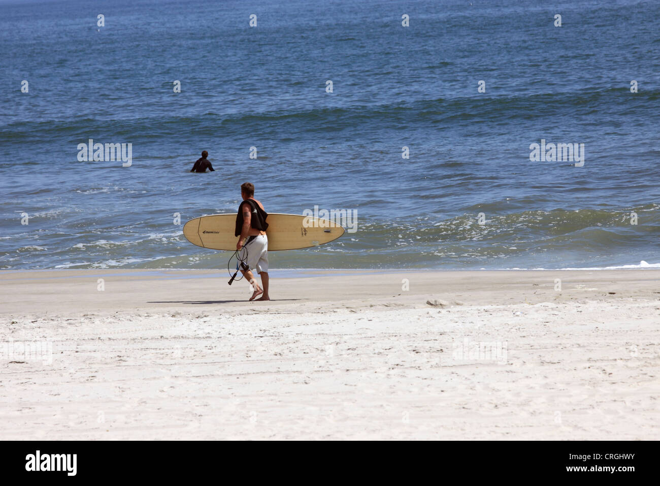 Surfer walking on Beach Long Beach Long Island NY Banque D'Images