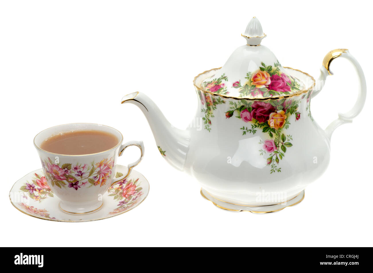 Théière porcelaine vintage avec une tasse de thé - studio photo avec un fond blanc Banque D'Images