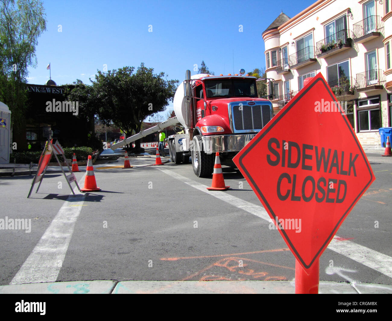 Panneau de circulation afficher fermeture temporaire de marche côté at construction site, bétonnière dans l'arrière-plan, USA, California, Santa Cruz Banque D'Images