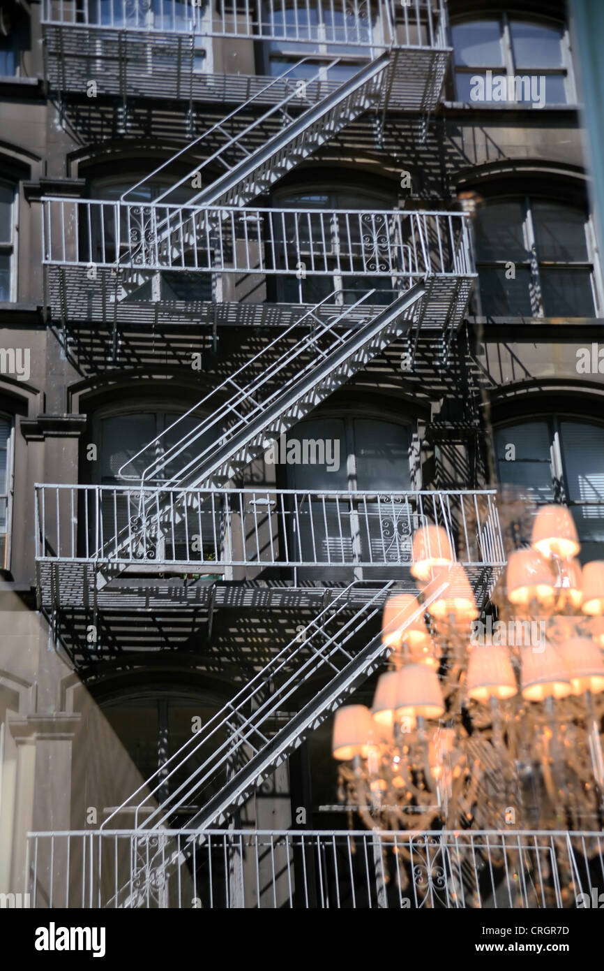 Un escalier de secours à l'immeuble de grande hauteur et morror image d'une  lampe, USA, New York City Photo Stock - Alamy