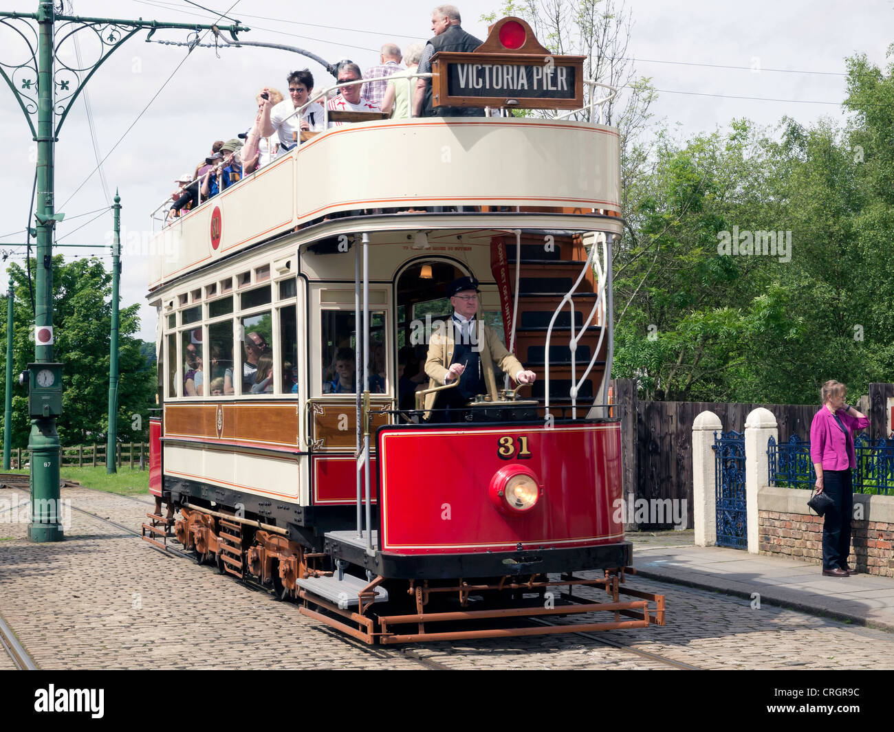 Ouvrez restauré surmonté double decker Blackpool le tram numéro 31 arrivant dans la ville au musée Beamish de la vie des habitants du Nord Banque D'Images