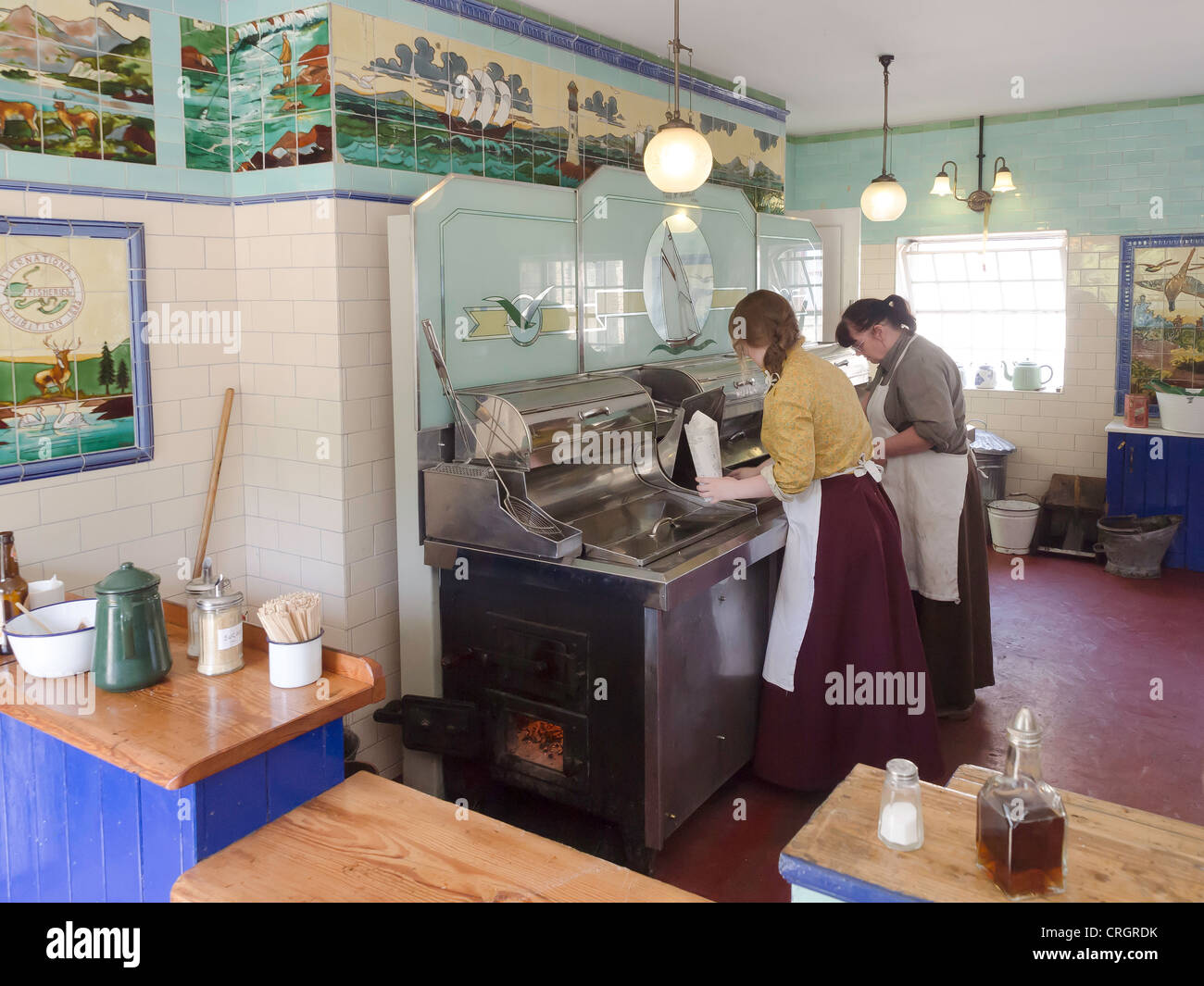 Intérieur de Davy's Fish and Chip shop à Beamish Museum de la vie des habitants du Nord avec les femmes la cuisson sur un feu de charbon 1934 friteuse Banque D'Images