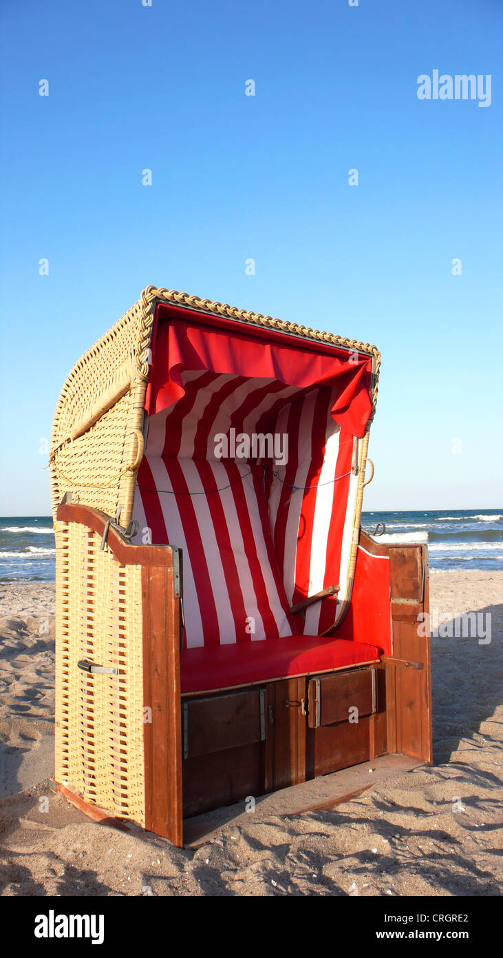 Chaise de plage rouge et blanc sur la plage, l'Allemagne,  Schleswig-Holstein, mer Baltique, Dahme Photo Stock - Alamy