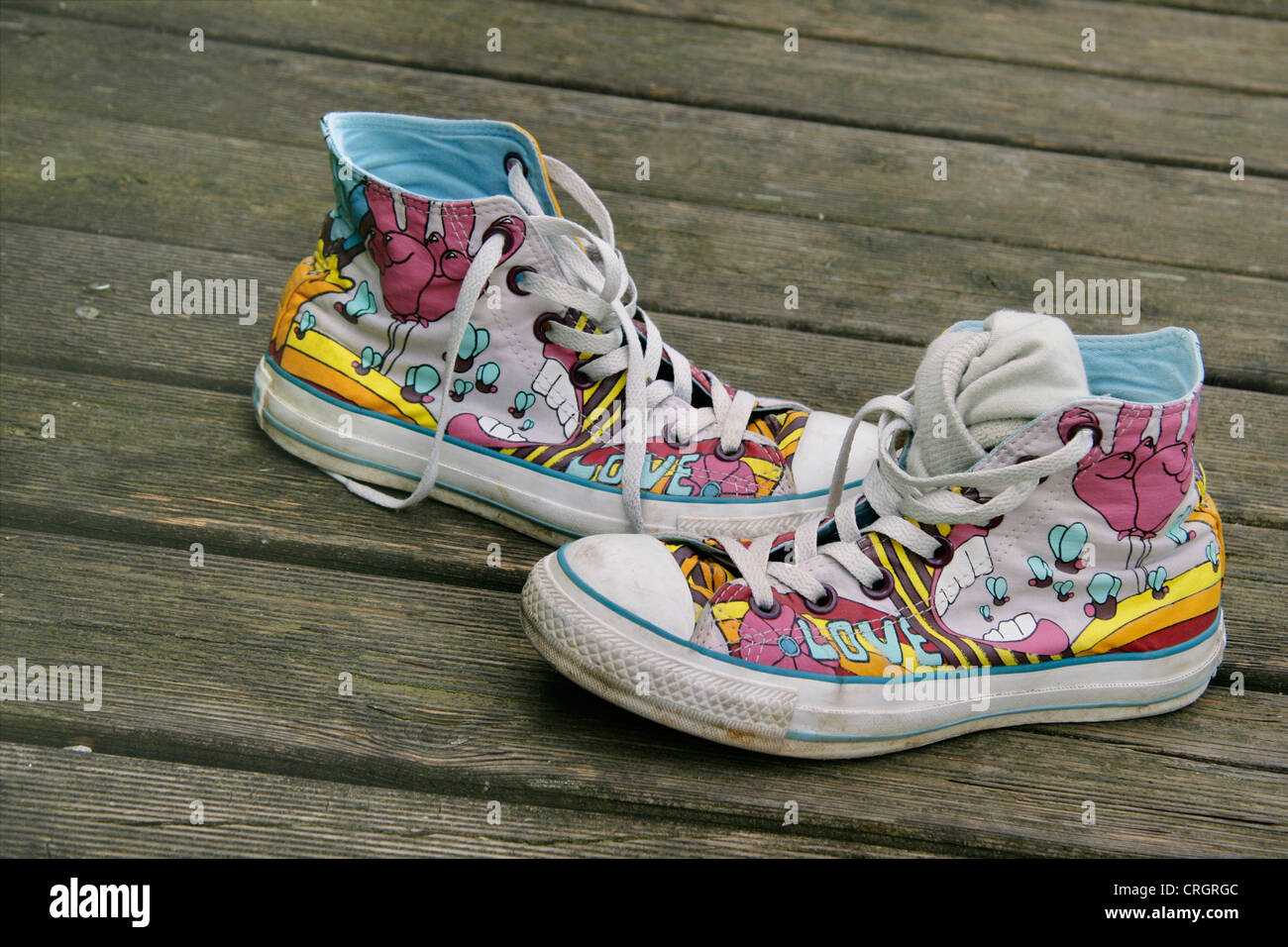 Chaussures colorées sur une promenade Banque D'Images