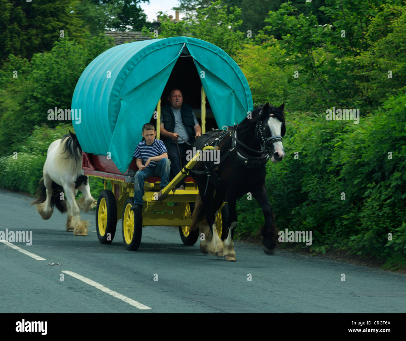 Les voyageurs dans un cheval dessiné caravan à Sedbergh, Cumbria. Banque D'Images