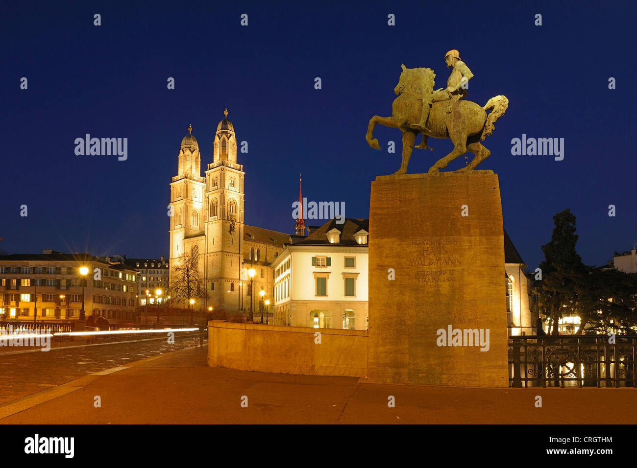 Equestrian Memorial et le Grossmünster de nuit, Suisse, Zurich Banque D'Images