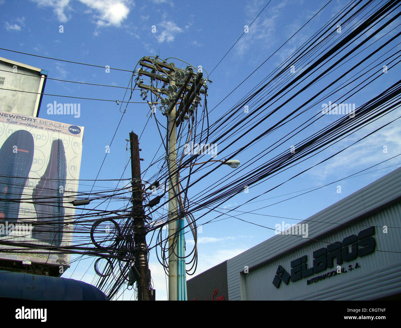 Mess des câbles électriques et les fils de téléphone, Panama, Colon Banque D'Images