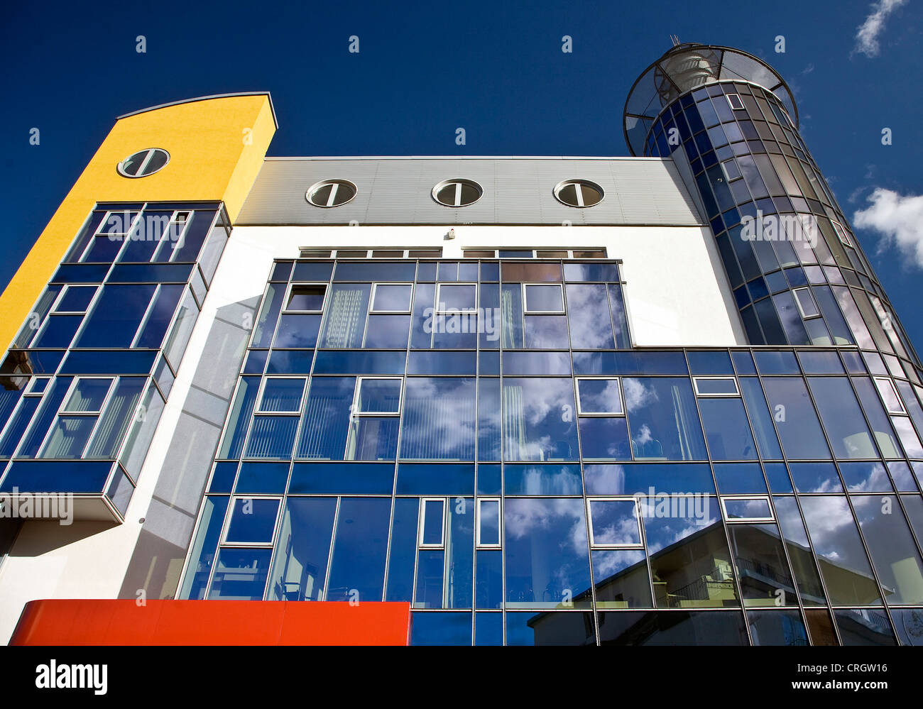L'architecture moderne en centre-ville de Dortmund, les nuages se reflétant dans le bardage, l'Allemagne, en Rhénanie du Nord-Westphalie, Ruhr, Dortmund Banque D'Images