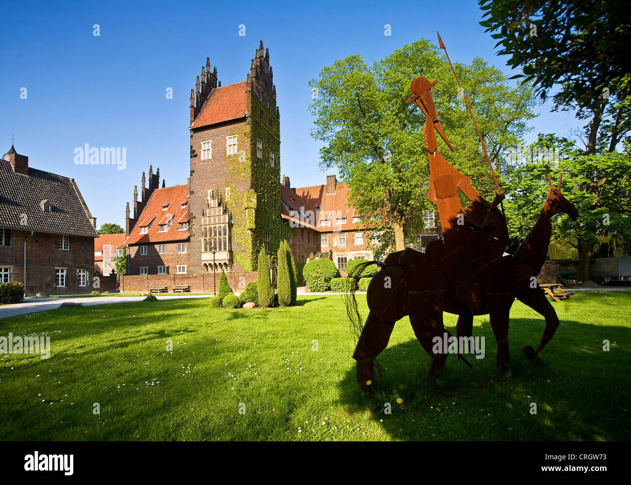 Heesen château avec l'art moderne en premier plan, l'Allemagne, en Rhénanie du Nord-Westphalie, Ruhr, Hamm Banque D'Images