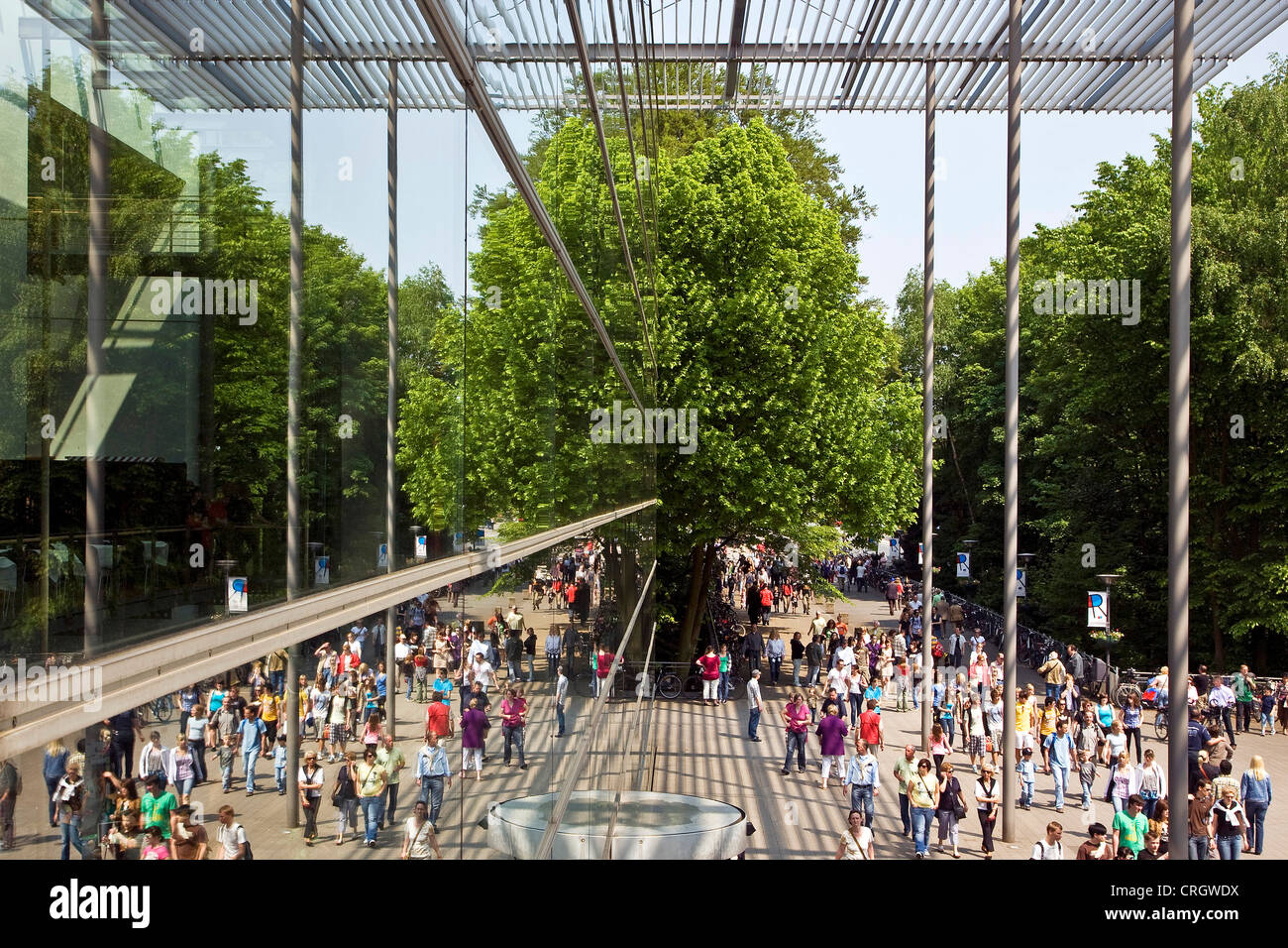 Beaucoup de personnes en face de l'Ruhrfestspielehaus à l'ouverture de Ruhrfestspiele, Allemagne, Rhénanie du Nord-Westphalie, Ruhr, Recklinghausen Banque D'Images