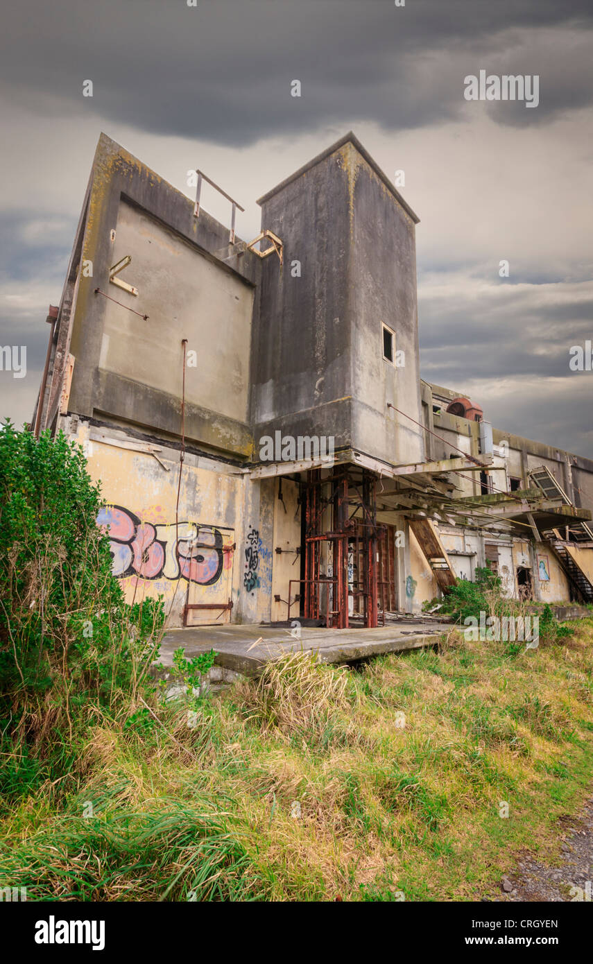 Les ruines d'une ancienne usine, abandonnés aux éléments. Banque D'Images