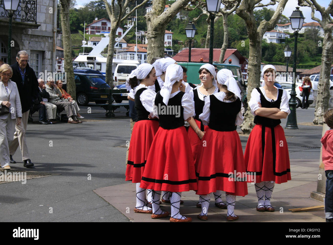 Les jeunes filles portant le costume traditionnel basque dans la region de Saint Jean de Luz Photo Stock Alamy