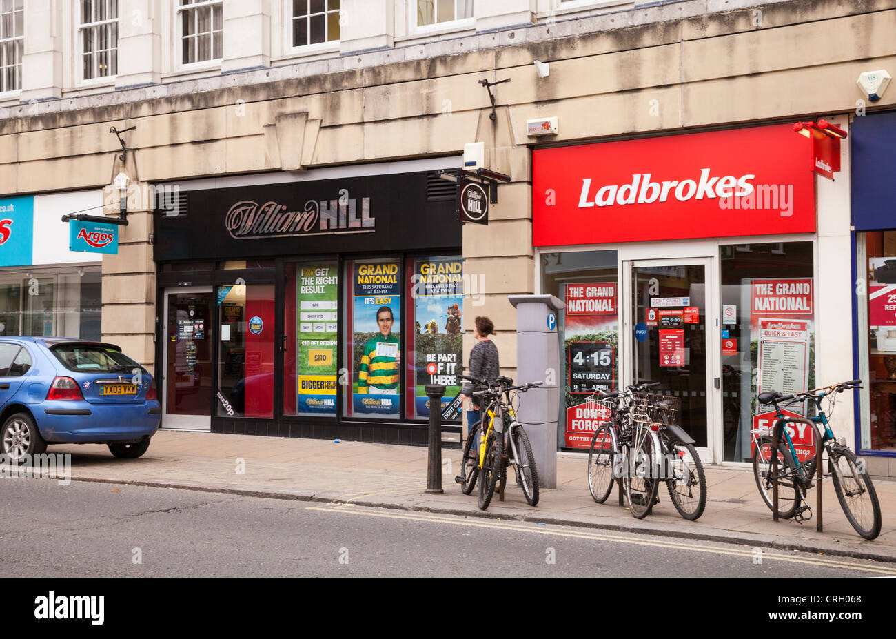 Ladbrokes et William Hill, bookmakers, à côté de l'autre dans Piccadilly, York, North Yorkshire, Angleterre Banque D'Images