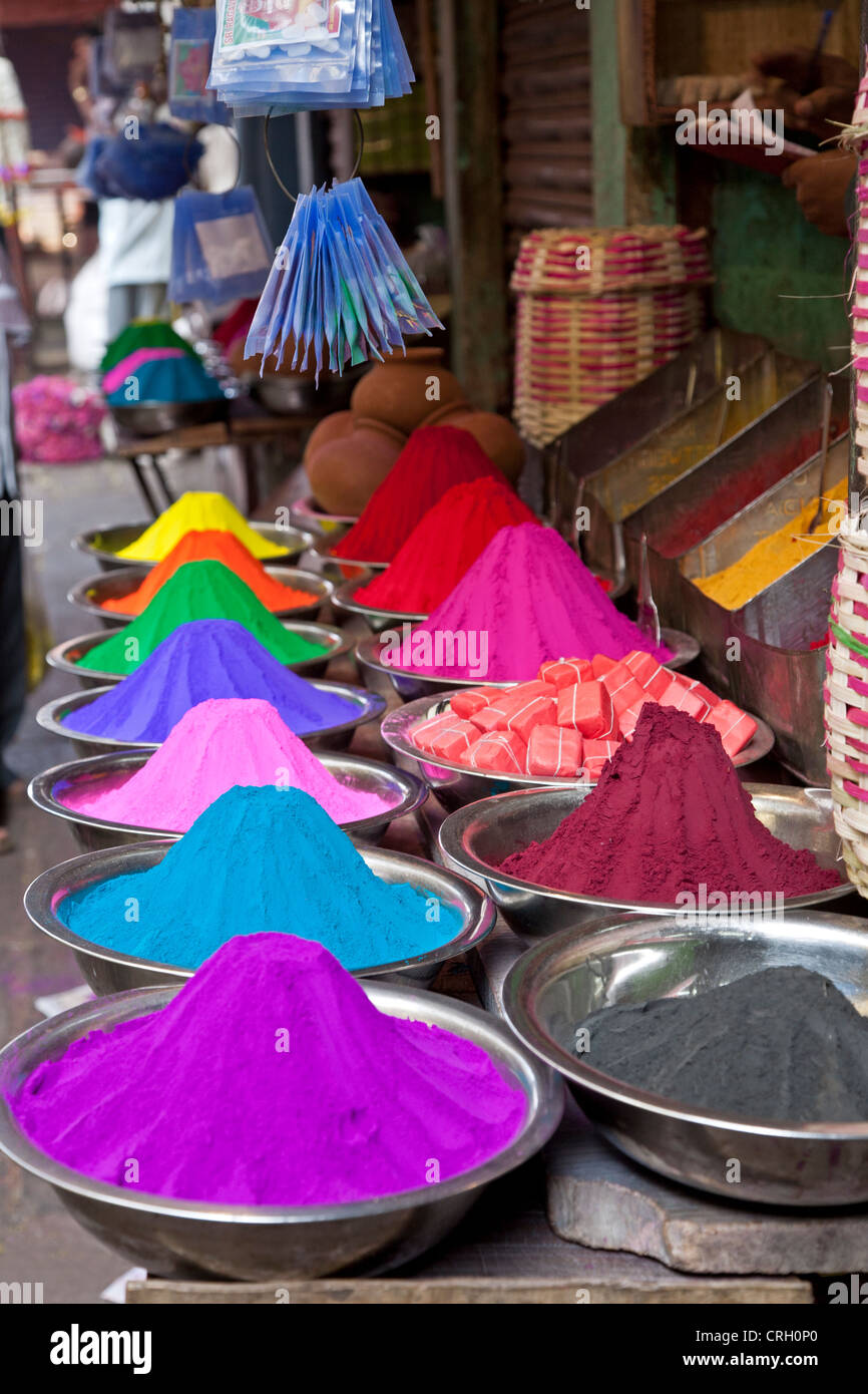 Teintures colorées. Devaraja market. Mysore. L'Inde Banque D'Images
