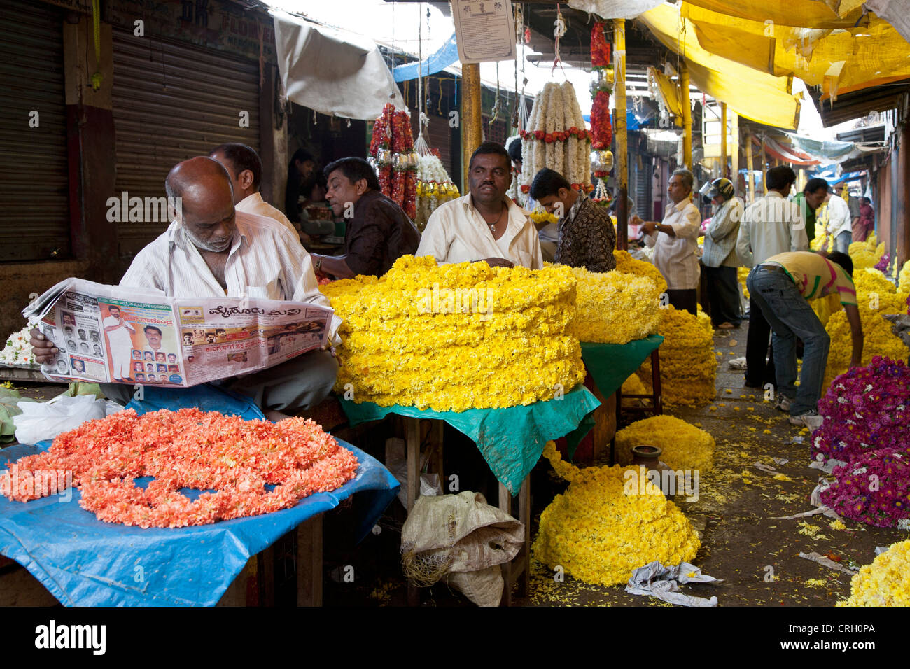 Les vendeurs de colliers de fleurs. Devaraja market. Mysore. L'Inde Banque D'Images
