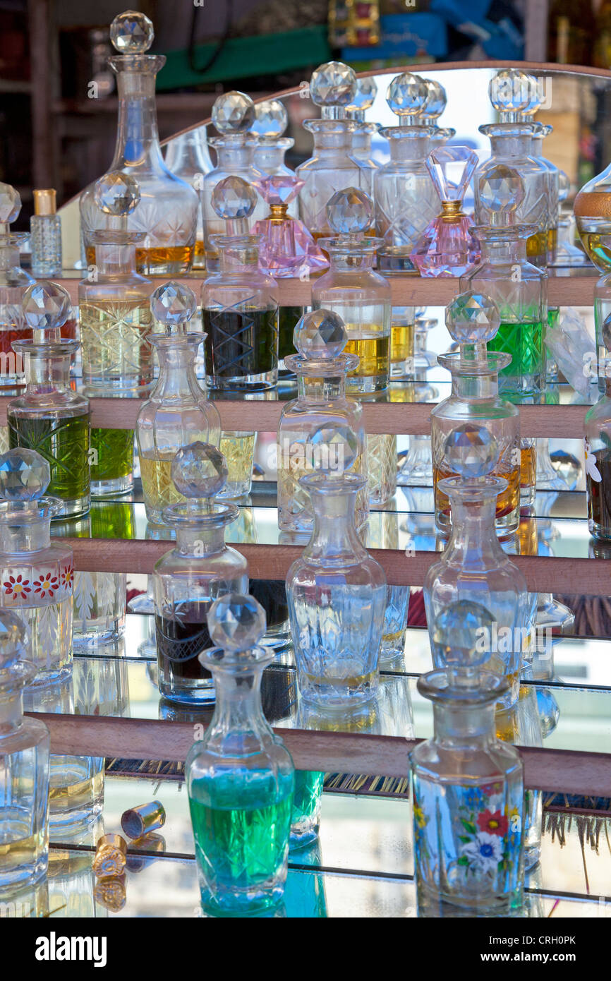 Flacons de parfum. Devaraja market. Mysore. L'Inde Banque D'Images