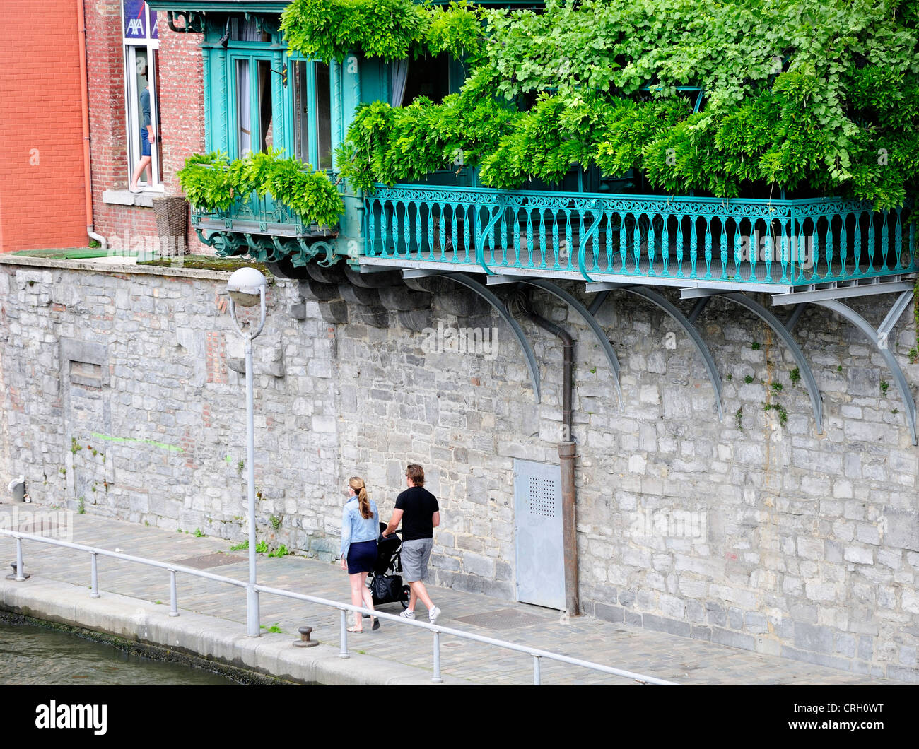 Namur, Belgique. Planté balcon donnant sur la rivière Sambre. Jeune couple  avec poussette Photo Stock - Alamy