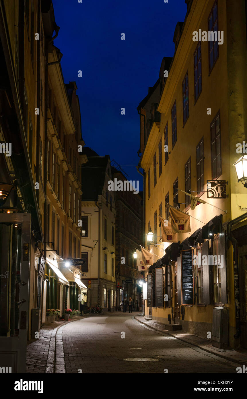 Street à Gamla Stan - la vieille ville - Stockholm, Suède la nuit Banque D'Images