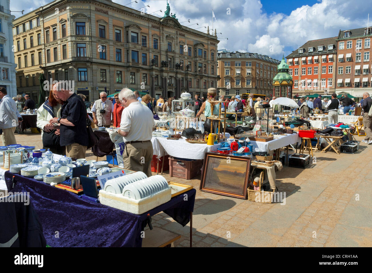 Copenhague, Danemark - Personnes shopping à ciel ouvert de la rue du Marché aux Puces, marché d'antiquités à vieille ville de Nyhavn, Copenhague, Danemark Banque D'Images