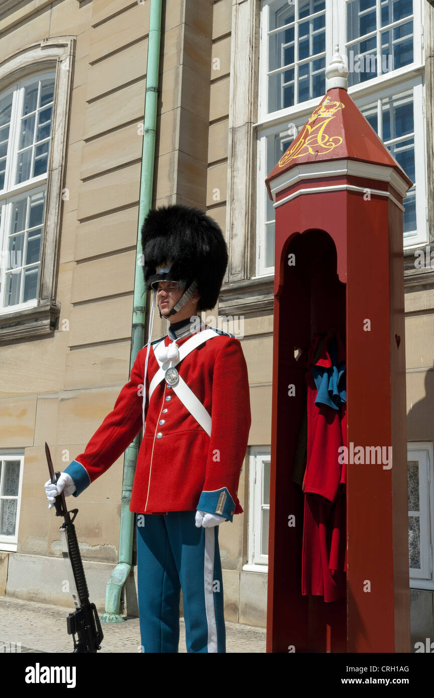 Une sentinelle à, le Palais Royal d'Amalienborg, Copenhague, Danemark Banque D'Images
