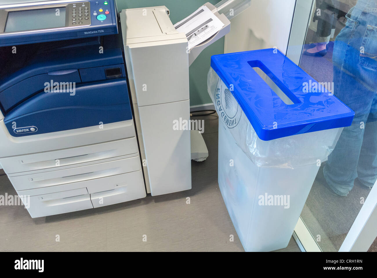 Paris, France, bac de recyclage de papier à côté d'une photocopieuse à New Green  Office Building, 'Vert - ZAC Pajol' Project Photo Stock - Alamy