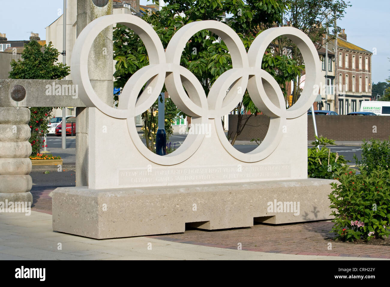 La sculpture sur pierre des anneaux olympiques placé à l'avant de la gare de Weymouth. Banque D'Images