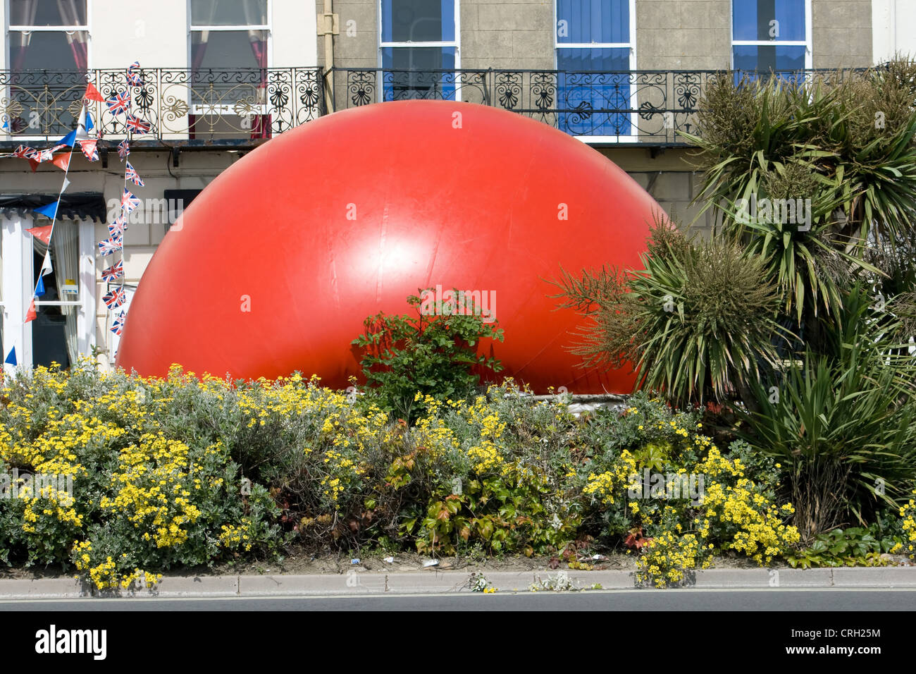 Big red ball à Weymouth, Dorset. Banque D'Images