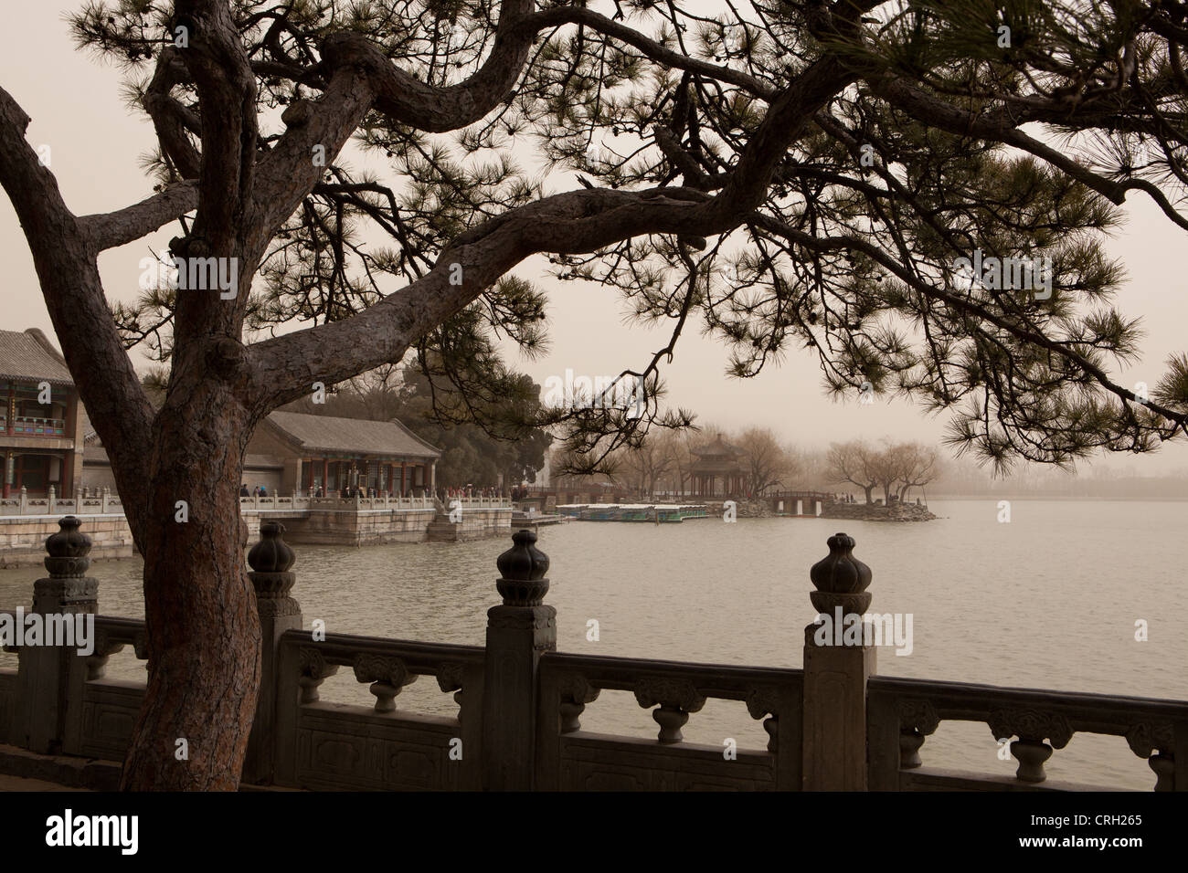 Lac et Palais d'été à Beijing, Chine Banque D'Images