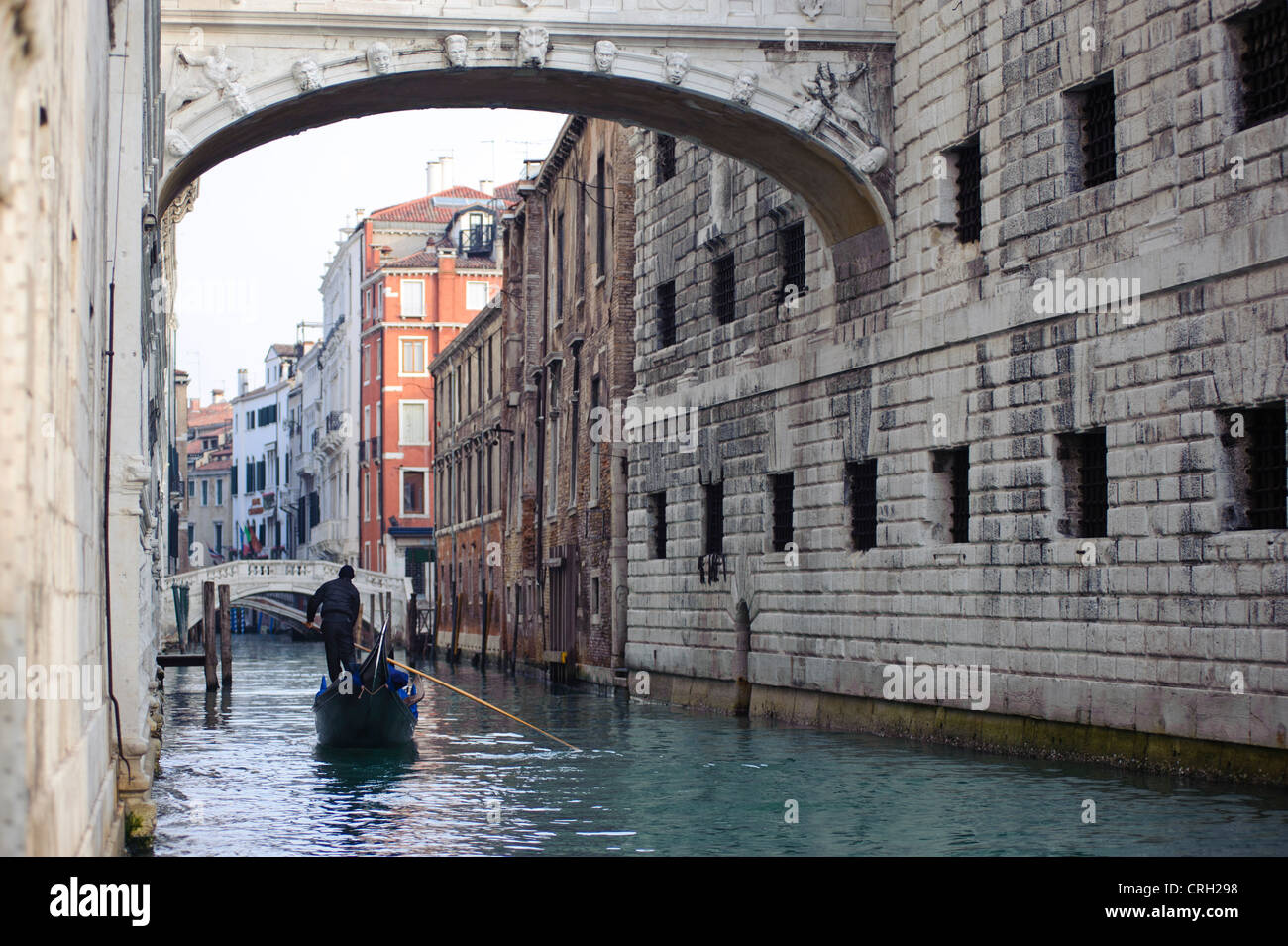 Gondolier dans le rio di Palazzo de Venise, Vénétie, Italie Banque D'Images