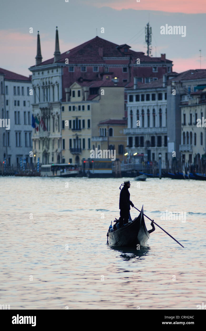 Gondolier au Grand Canal de Venise, Vénétie, Italie Banque D'Images