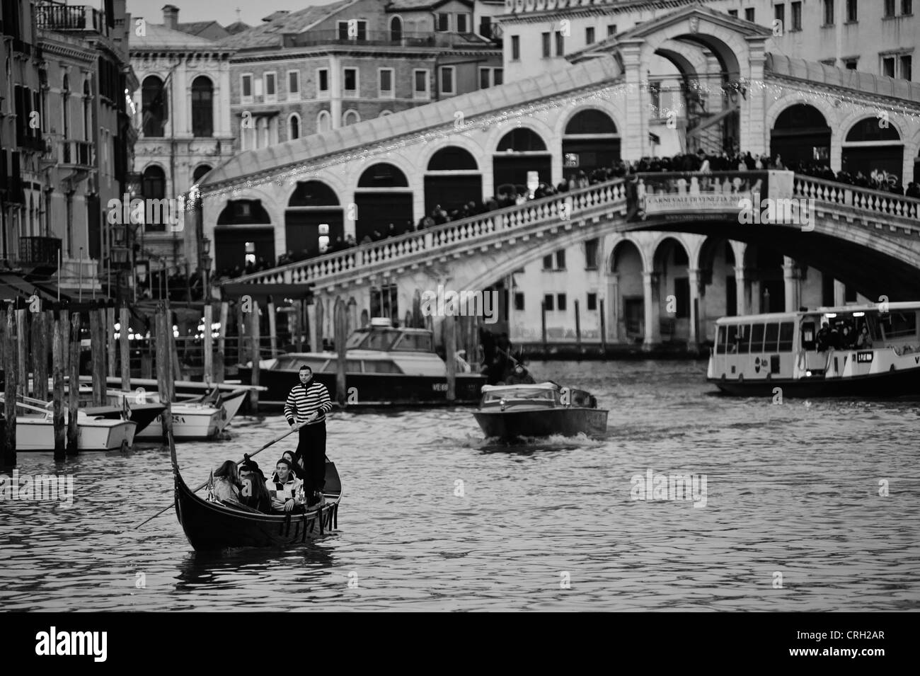 Gondolier à Rialto, Venise Banque D'Images