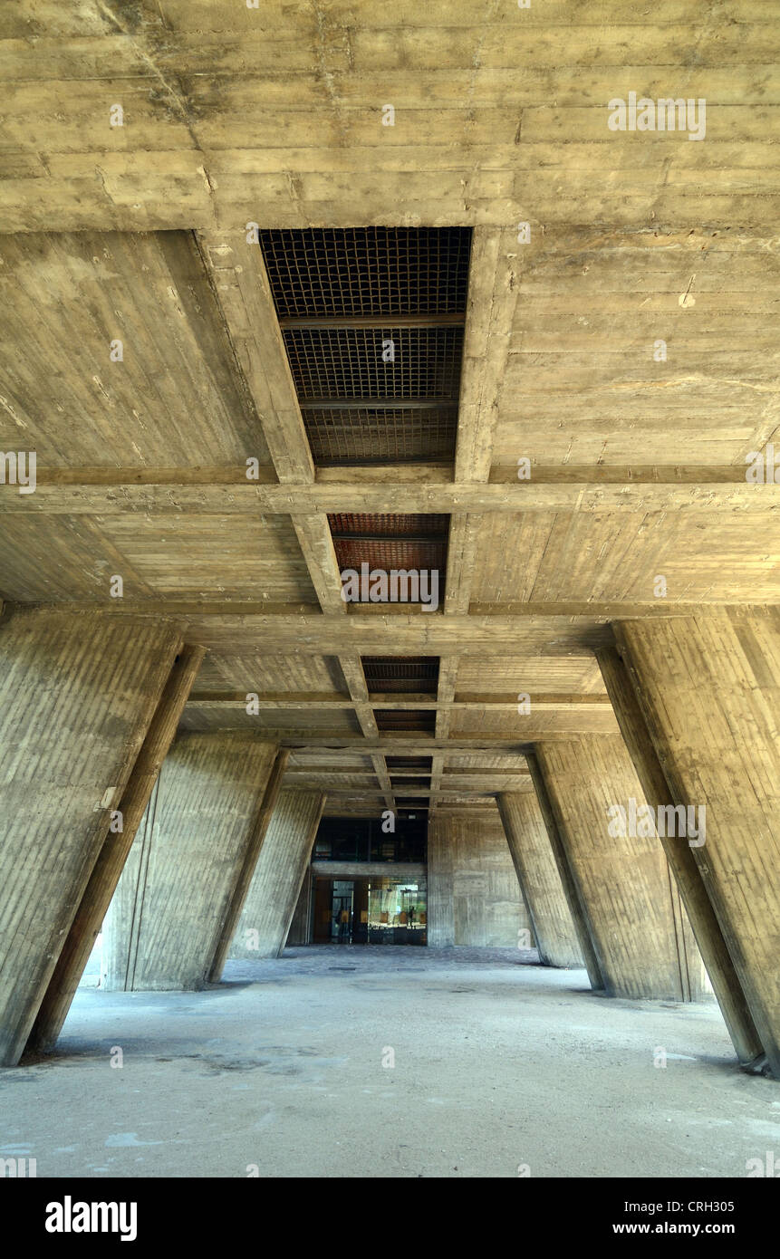 La Cité Radieuse ou unité d'habitation immeuble Dressé sur pilotis ou des colonnes par Le Corbusier Marseille France Banque D'Images