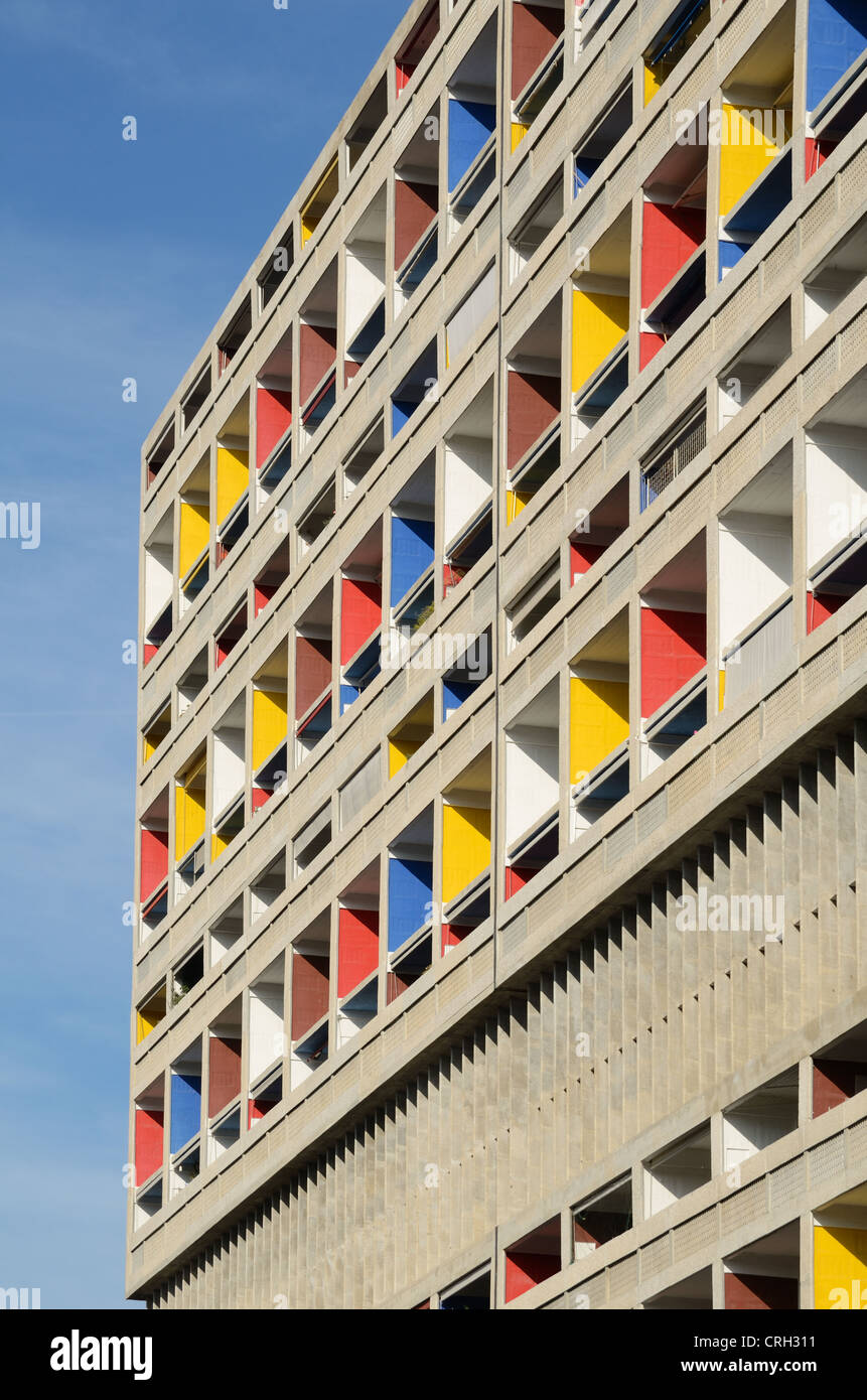 Façade Sud-Ouest ou Mer colorée de la Cité radieuse ou Unité d'habitation unité d'habitation ou appartements par le Corbusier Marseille France Banque D'Images