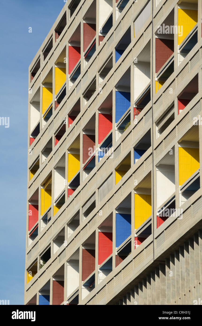 Motif de balcons colorés et façade de la Cité radieuse Ou unité d'habitation immeuble d'appartements par le Corbusier Marseille France Banque D'Images