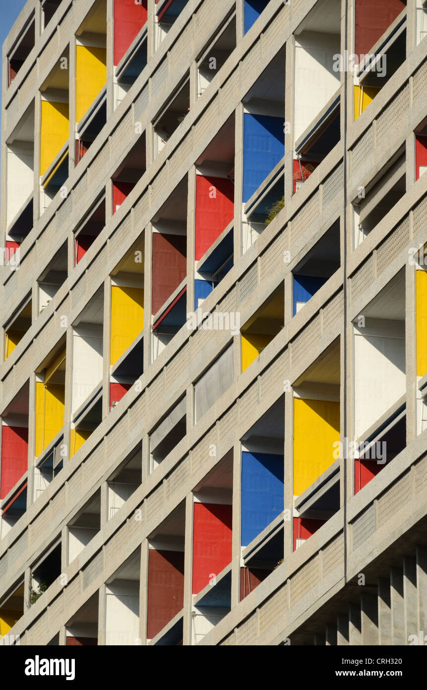 Motif de façade colorée avec balcons de la Cité radieuse Ou unité d'habitation Appartement Block par le Corbusier Marseille France Banque D'Images