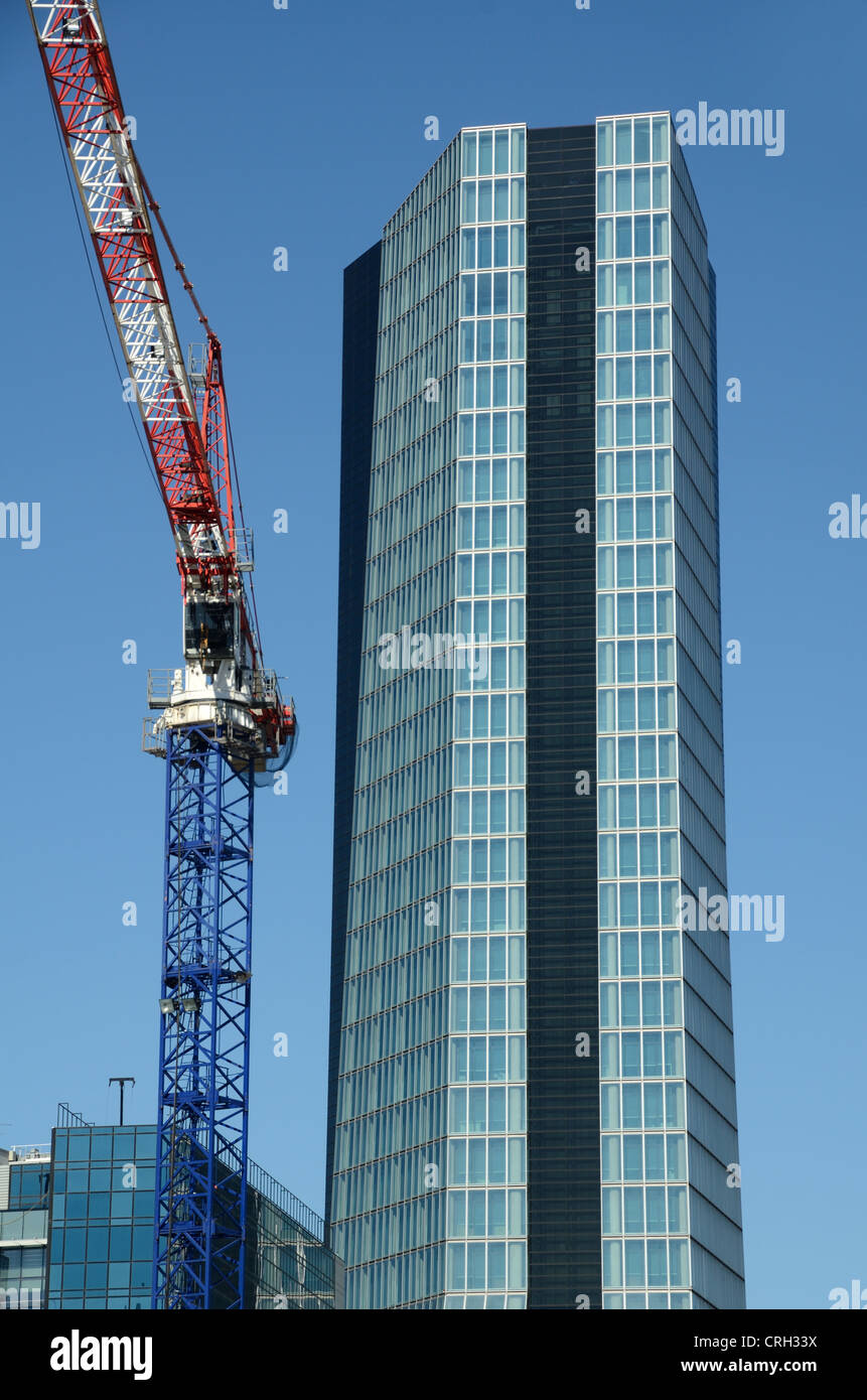CMA CGM Office Tower par Zaha Hadid et grue de construction dans le quartier d'affaires Euroméditerranée Marseille ou Marseille France Banque D'Images