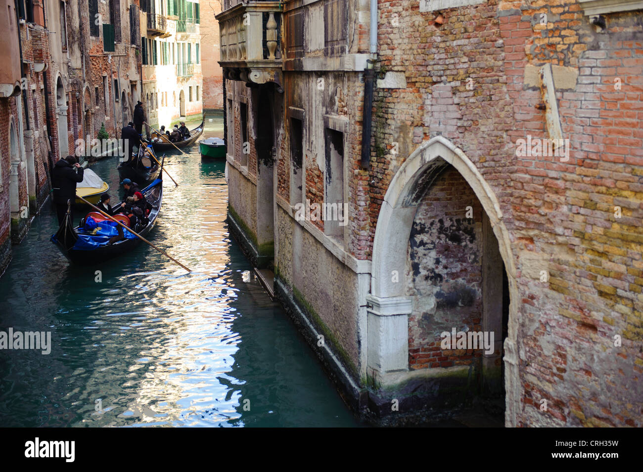 Les télécabines de touristes dans un étroit canal de Venise, Vénétie, Italie Banque D'Images