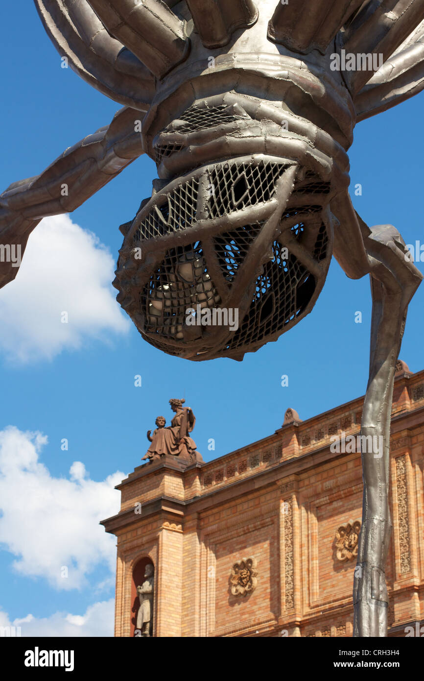 Musée d'art Kunsthalle de Hambourg (Allemagne), avec des parties de Louise Bourgeois' célèbre sculpture araignée 'maman' au premier plan. Banque D'Images