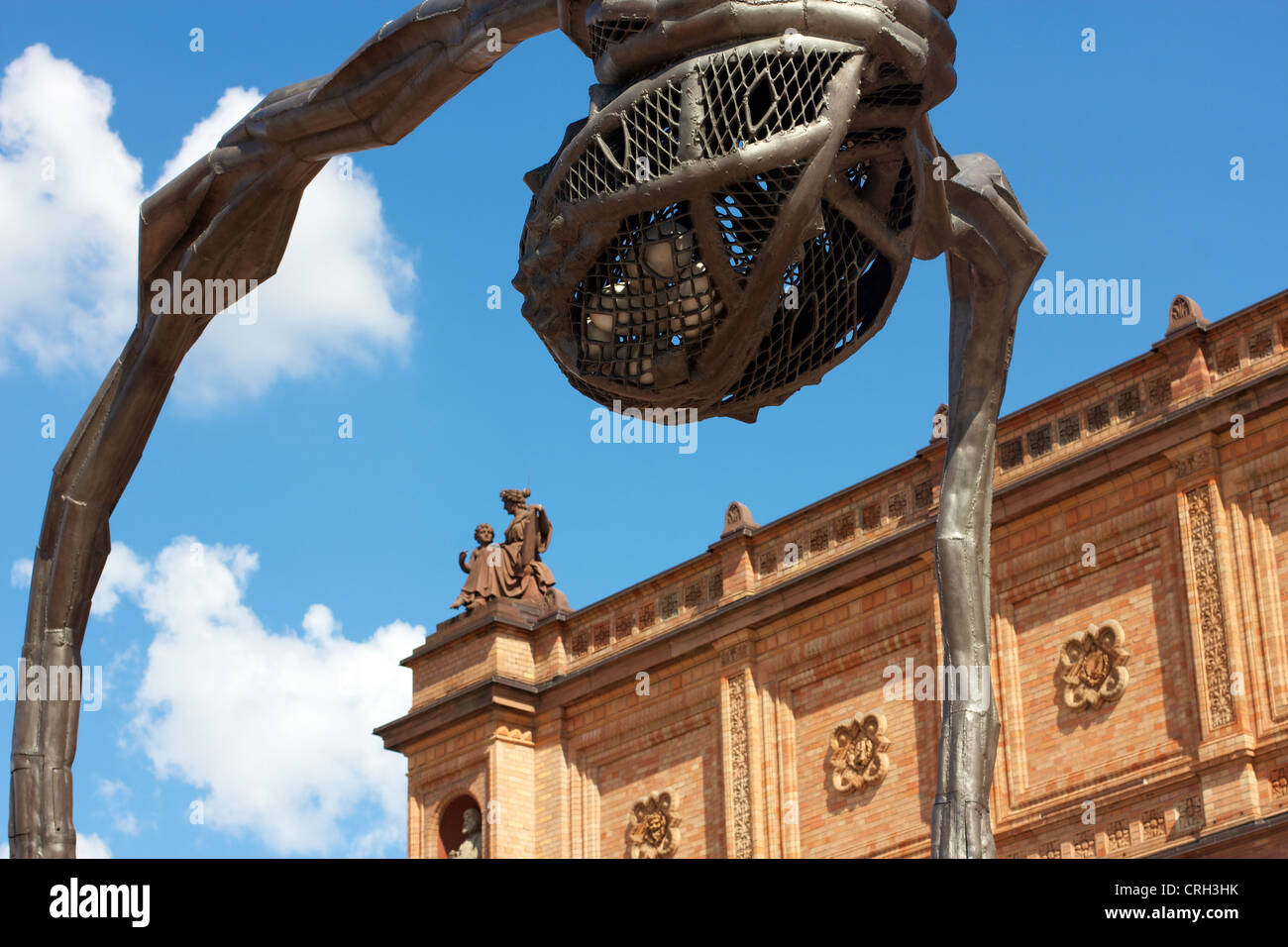 Musée d'art Kunsthalle de Hambourg (Allemagne), avec des parties de Louise Bourgeois' célèbre sculpture araignée 'maman' au premier plan. Banque D'Images