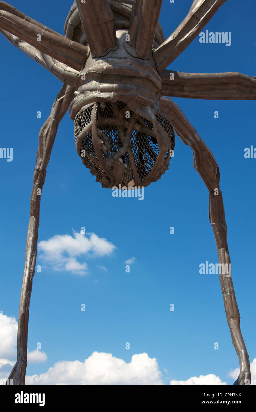 Louise Bourgeois' célèbre sculpture araignée 'maman' à l'extérieur du musée d'art Kunsthalle de Hambourg en Allemagne. Banque D'Images