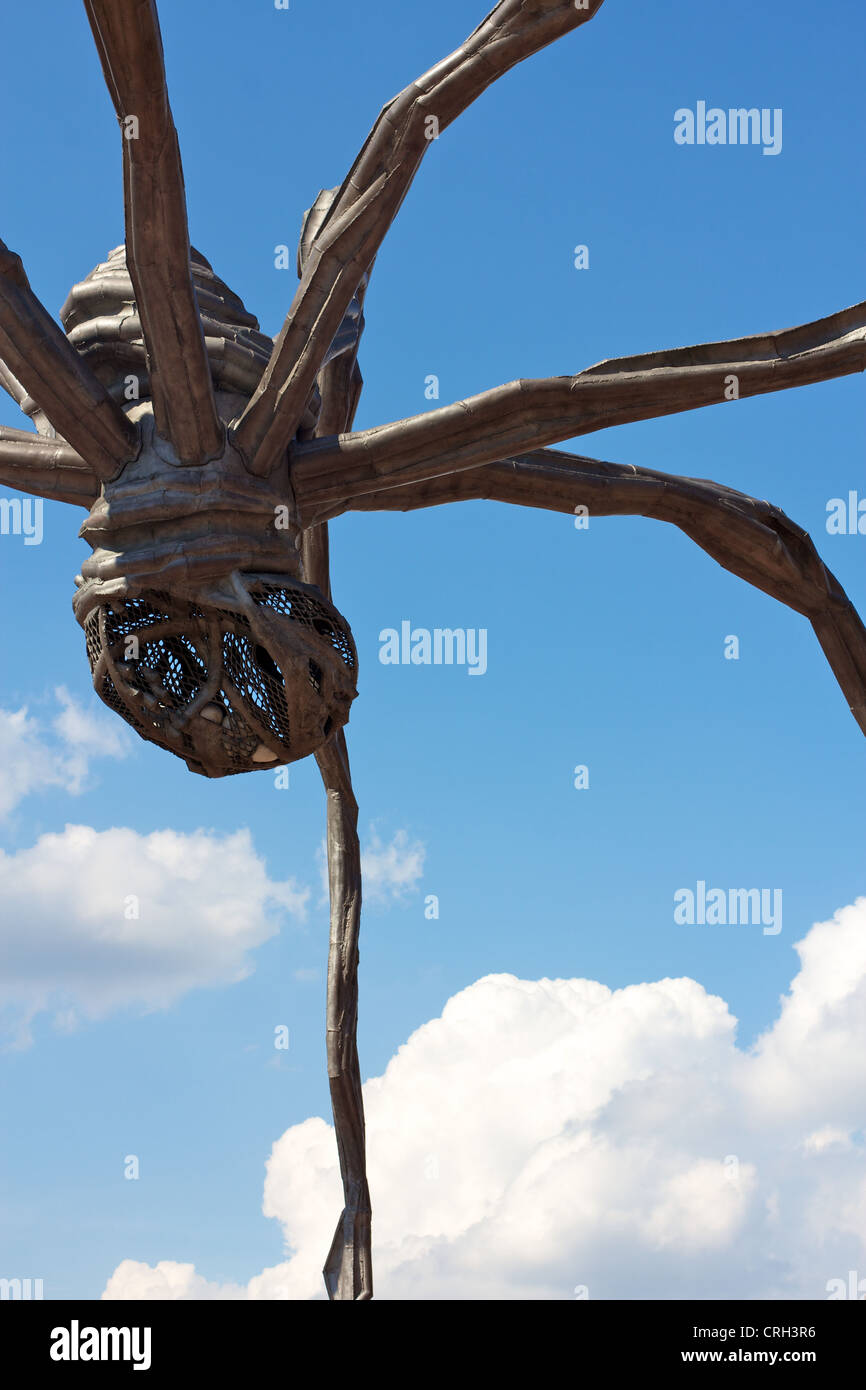 Louise Bourgeois' célèbre sculpture araignée 'maman' à l'extérieur du musée d'art Kunsthalle de Hambourg en Allemagne. Banque D'Images