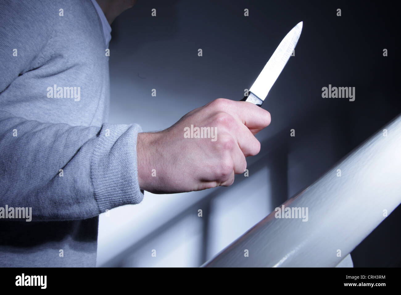Homme main tenant un couteau à l'étage. Banque D'Images