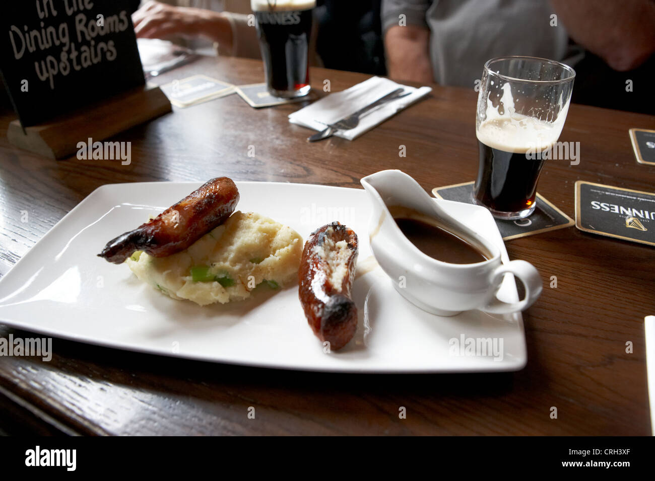 Les vainqueurs et les saucisses avec Guinness pour le déjeuner dans un pub en Irlande Banque D'Images