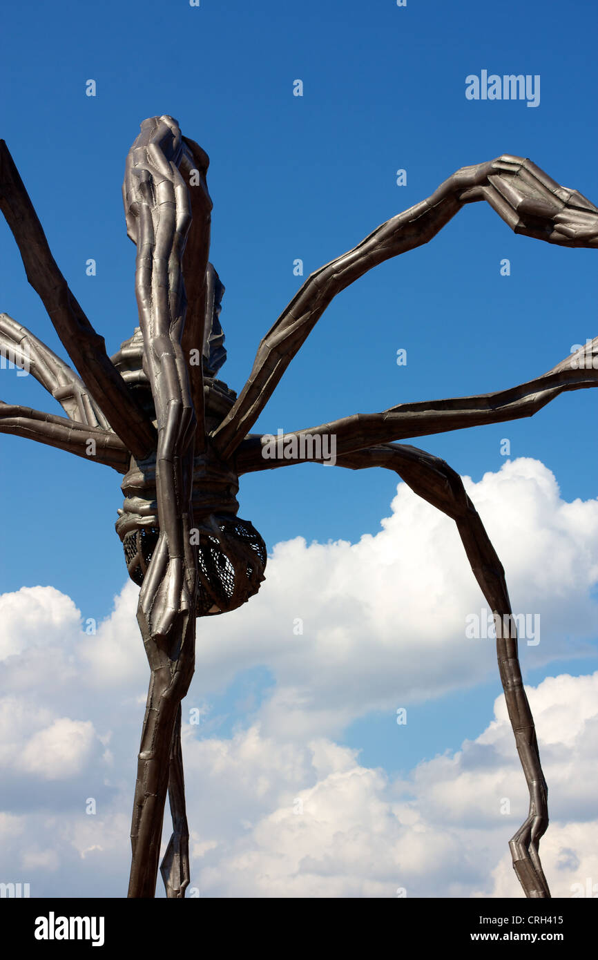 Louise Bourgeois' célèbre sculpture araignée 'maman' à l'extérieur du musée d'art Kunsthalle de Hambourg en Allemagne. Banque D'Images