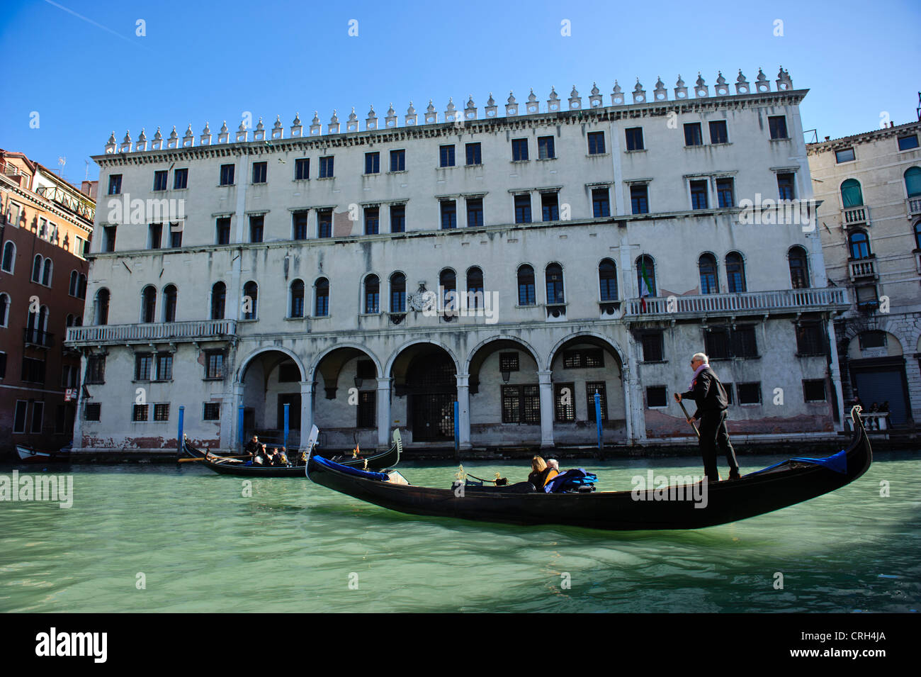 Une télécabine de touristes en face de la Fondaco dei Tedeschi palace par le Grand Canal, Venice, Veneto, Italie. Banque D'Images
