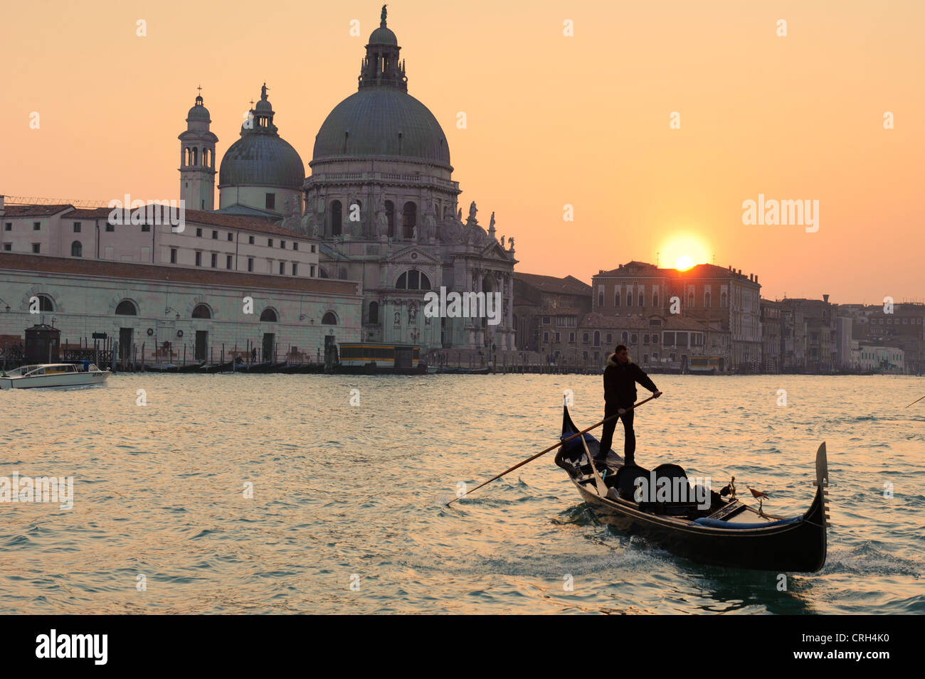Une télécabine en face de l'église Santa Maria della Salute, l'heure du coucher du soleil à Venise, Vénétie, Italie Banque D'Images